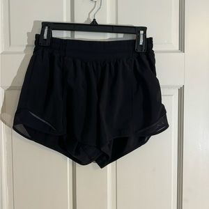black lululemon hotty hots low rise 4 inch